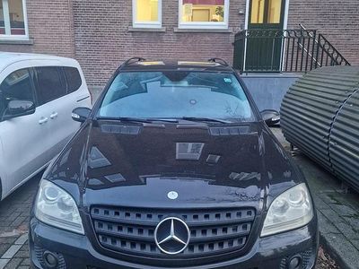 Zwart (metallic) Occasion 2006 Mercedes 350 SUV | € 6.900