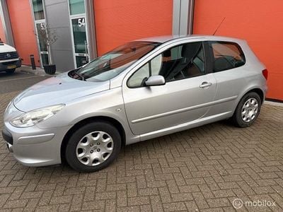 Grijs (metallic) Gebruikt 2007 Peugeot 307 Premium Hatchback | € 1.750 (Eerlijke prijs)