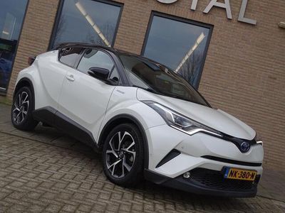 tweedehands Toyota C-HR 1.8 Hybrid Bi-Tone Plus - Automaat, Navigatie, Rijstrook sensor, Camera, Automatische airco, Cruise Control, Parkeersensoren, JBL-Sound, Stoelverwarming, 18 inch velgen, klein leerpakket, armsteun voor, privacy glas achter