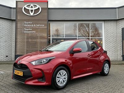 Occasion Toyota Yaris Hybrid Active 116 PK (85 kW) 2022 Rood Hatchback