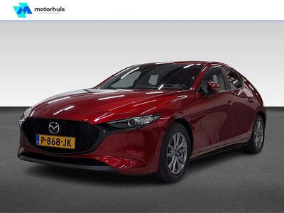 Rood (metallic) Gebruikt 2022 Mazda 3 Comfort Hatchback | € 21.995 (Eerlijke prijs)