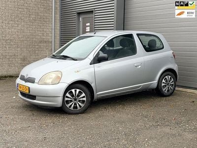 Occasion Toyota Yaris 86 PK (63 kW) 2002 Grijs Hatchback