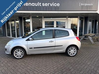 Grijs Occasion 2009 Renault Clio II Collection Hatchback | € 4.950 (Duur)