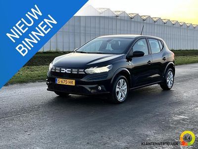 Zwart Gebruikt 2023 Dacia Sandero Expression Hatchback | € 13.950 (Eerlijke prijs)