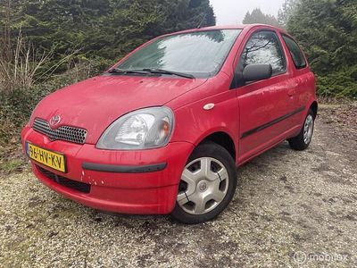 Rood Occasion 2002 Toyota Yaris Luna Hatchback | € 999 (Eerlijke prijs)