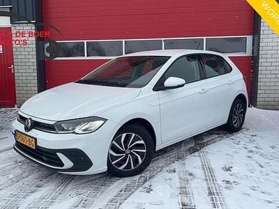Wit Occasion 2023 VW Polo Life Hatchback | € 15.888 (Goede deal)