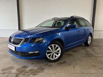 Blauw (metallic) Gebruikt 2019 Skoda Octavia Ambition Stationwagen | € 11.950 (Goede deal)