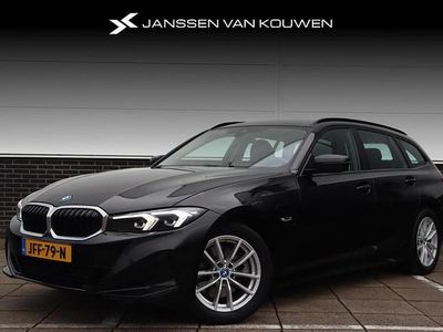 Zwart Occasion 2022 BMW 320 Stationwagen | € 30.450 (Eerlijke prijs)