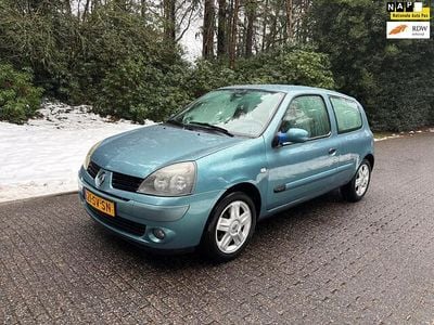 Blauw (metallic) Occasion 2006 Renault Clio II Hatchback | € 599 (Super prijs)