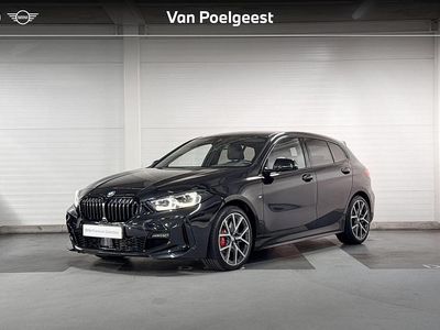 Saphirschwarz metallic (zwart metallic) Occasion 2024 BMW 118 M Sport Hatchback | € 31.899 (Eerlijke prijs)