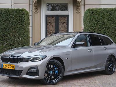 Grijs Occasion 2022 BMW 330e Executive Stationwagen | € 38.940 (Eerlijke prijs)