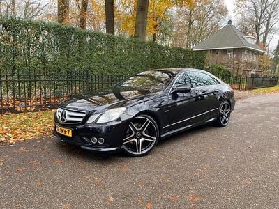 Zwart (metallic) Gebruikt 2009 Mercedes E350 AMG Coupé | € 9.449 (Eerlijke prijs)