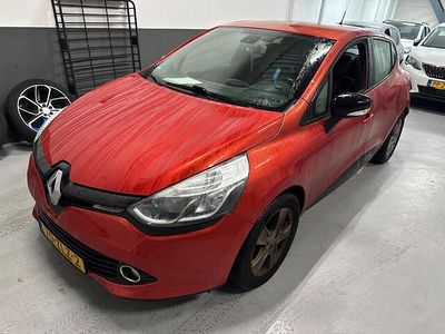 Rood (metallic) Occasion 2012 Renault Clio IV Collection Hatchback | € 4.990 (Duur)