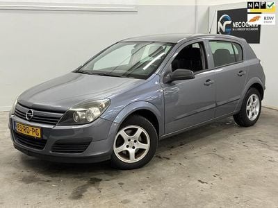 Grijs Occasion 2005 Opel Astra Essentia Hatchback | € 2.949 (Iets duurder)