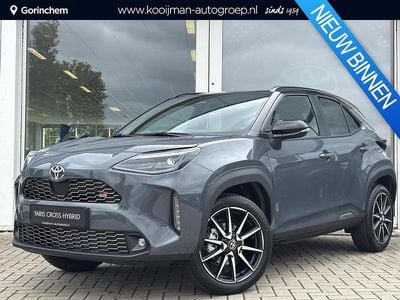 Storm grey metallic / zwart dak (202) Nieuw 2025 Toyota Yaris Hybrid Sport SUV | € 37.900 (Eerlijke prijs)