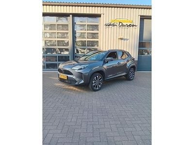 Grijs, metallic lak Gebruikt 2024 Toyota Yaris Cross Business Edition SUV | € 29.750 (Eerlijke prijs)