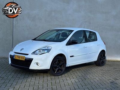 Wit Gebruikt 2010 Renault Clio II Hatchback | € 2.945 (Eerlijke prijs)