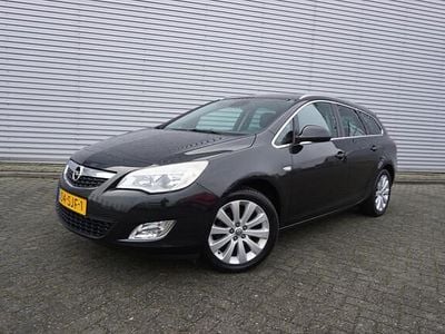 Zwart (metallic) Occasion 2011 Opel Astra Cosmo Stationwagen | € 4.950 (Duur)