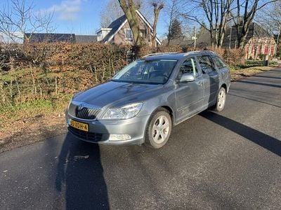 Grijs (metallic) Occasion 2012 Skoda Octavia Elegance Stationwagen | € 3.500 (Goede deal)