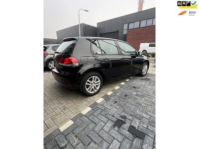 Zwart (metallic) Gebruikt 2011 VW Golf VI Highline Hatchback | € 5.450 (Iets duurder)