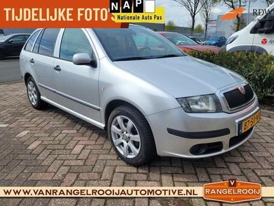 tweedehands Skoda Fabia Combi 1.4-16V Spirit, airco, trekhaak, 15" alu