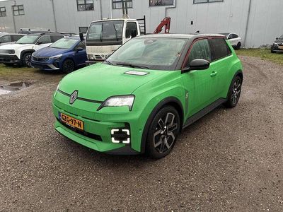 Vert pop ! / noir étoilé Gebruikt 2024 Renault R5 Komfort Hatchback | € 28.945 (Iets duurder)