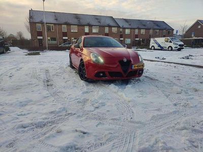 Rood Occasion 2015 Alfa Romeo Giulietta Quadrifoglio Verde Sedan | € 17.199 (Eerlijke prijs)