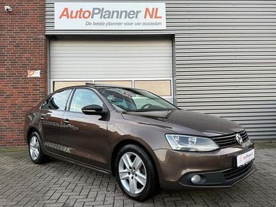 Bruin (metallic) Occasion 2012 VW Jetta Highline Sedan | € 9.944 (Duur)