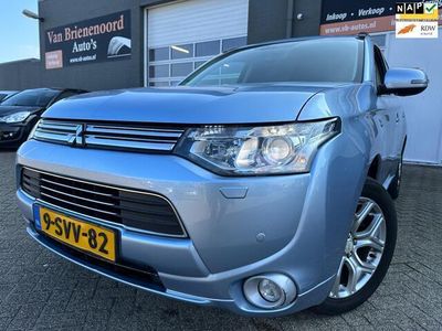 tweedehands Mitsubishi Outlander 2.0 PHEV Instyle met elec. schuifdak en leer en navigatie en bluetooth telefoon / media en parkeercamera