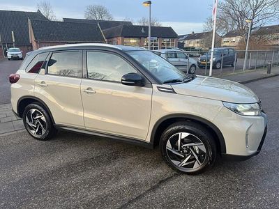 Beige (metallic) Occasion 2025 Suzuki Vitara Style SUV | € 28.495 (Iets duurder)
