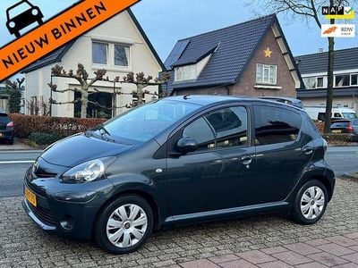 Grijs (metallic) Occasion 2014 Toyota Aygo Hatchback | € 5.580 (Eerlijke prijs)