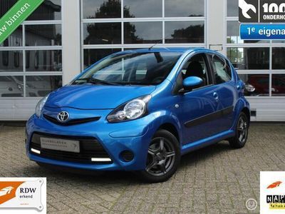 tweedehands Toyota Aygo 1.0-12V 5-Deurs VVT-I Facelift 2 Dynamic Blue Aspiration Ledverlichting Airconditioning Centrale Deurvergrendeling Elektrische Ramen Stuurbekrachtiging Radio/Cd/Aux 12Volt Aansluiting Isofix Métallic-/Parelmoerlak LM-SportVelgen Topstaat Dist