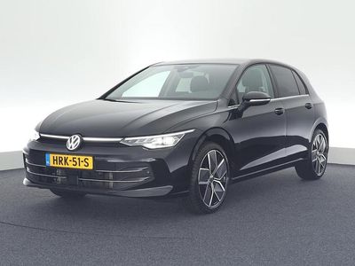 Zwart (metallic) Occasion 2024 VW Golf VIII Style Hatchback | € 35.448 (Iets duurder)