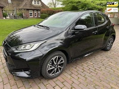 Zwart (metallic) Occasion 2023 Toyota Yaris Hybrid Comfort Hatchback | € 19.950 (Goede deal)