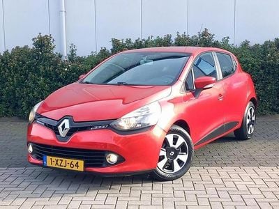 Rood (metallic) Gebruikt 2013 Renault Clio IV Collection Hatchback | € 3.950 (Iets duurder)