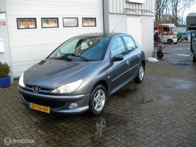 tweedehands Peugeot 206 1.4 One-line 5drs trekhaak radio/cd !!!!