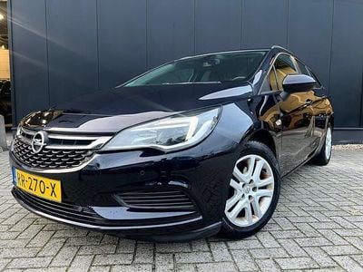 Blauw (metallic) Gebruikt 2018 Opel Astra Stationwagen | € 9.995 (Eerlijke prijs)