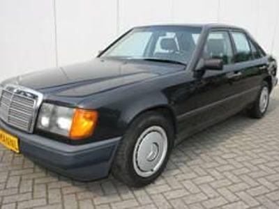Zwart Gebruikt 1986 Mercedes E230 Sedan | € 11.900