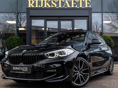 Zwart (metallic) Occasion 2024 BMW 118 M Sport Hatchback | € 33.900 (Iets duurder)