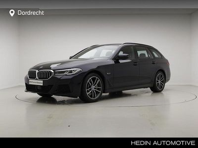 Zwart Occasion 2023 BMW 530e M Sport Stationwagen | € 47.495 (Iets duurder)