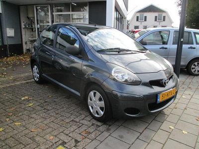 Grijs Gebruikt 2010 Toyota Aygo Hatchback | € 2.995 (Eerlijke prijs)