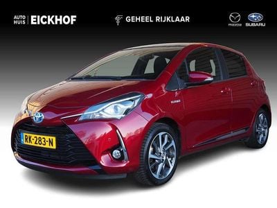 Rood (metallic) Occasion 2017 Toyota Yaris Hybrid Premium Hatchback | € 14.950 (Eerlijke prijs)