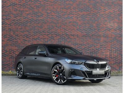 Grijs Occasion 2025 BMW 550e Comfort Edition Stationwagen | € 97.950 (Duur)