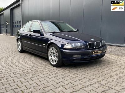 Blauw, metallic lak Gebruikt 1998 BMW 323 Executive Sedan | € 1.799