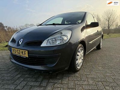 Grijs Occasion 2006 Renault Clio II Authentique Hatchback | € 1.799 (Eerlijke prijs)