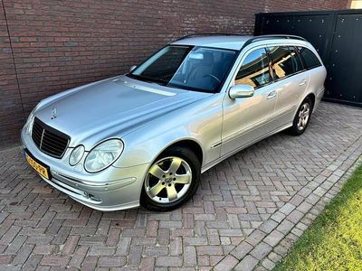 Grijs (metallic) Occasion 2004 Mercedes E200 Avantgarde Stationwagen | € 3.850 (Goede deal)