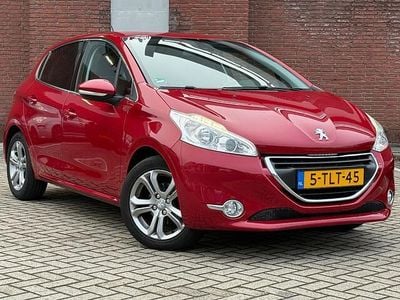 Rood Gebruikt 2014 Peugeot 208 Allure Hatchback | € 5.750 (Goede deal)