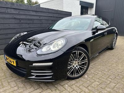 Zwart (metallic) Gebruikt 2015 Porsche Panamera Hatchback | € 38.945 (Eerlijke prijs)