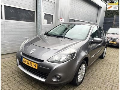 Grijs (metallic) Occasion 2010 Renault Clio II Collection Hatchback | € 2.995 (Eerlijke prijs)