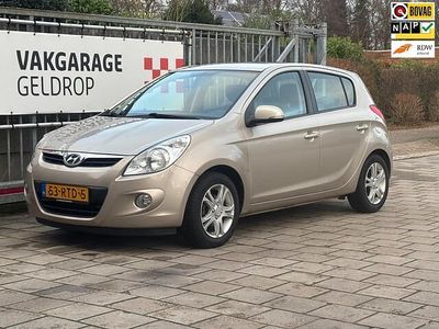 Grijs (metallic) Occasion 2011 Hyundai i20 Hatchback | € 3.495 (Eerlijke prijs)